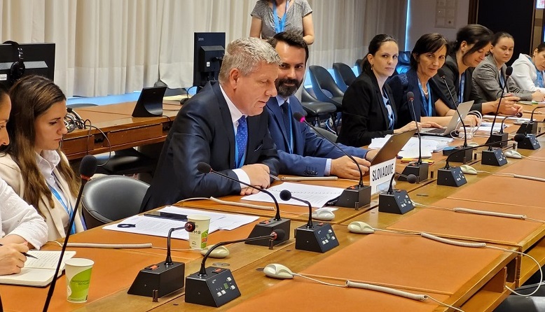Minister Vladimír Lengvarský a nastupujúci člen Riadiacej rady WHO za SR Jozef Šuvada na Svetovom zdravotníckom zhromaždení